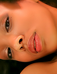 Stunning black girl Mary Beauty simply wants you to see her pose in the altogether