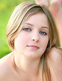 Knowing this fact lovely Elle b demonstrates every private with great pleasure